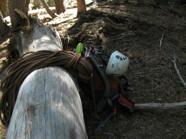 Equipo de escalada en naturaleza